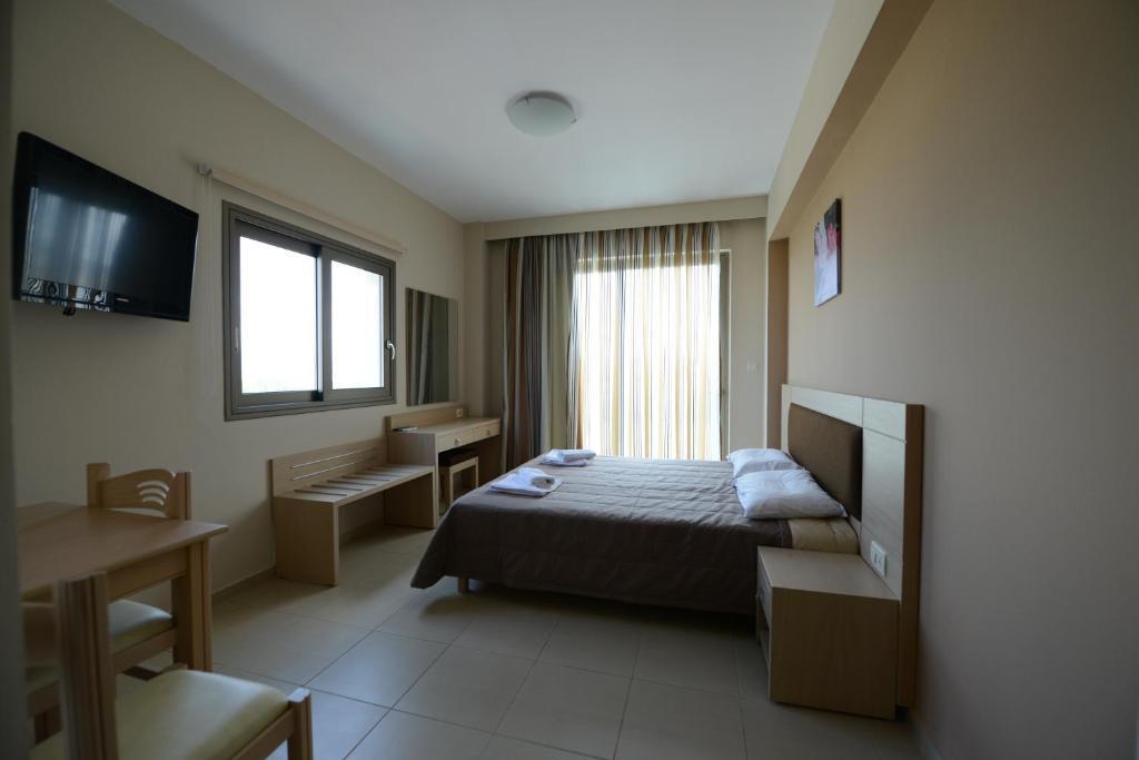 Crystal Bay Hotel Kissamos Bagian luar foto